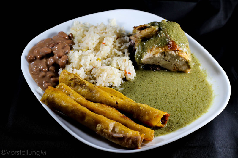 Pechuga con arroz, frijoles, pipian, y tacos dorados.